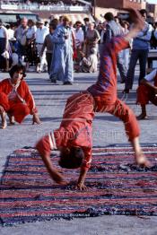 Image du Maroc Professionnelle de  Les acrobates, connus sous le nom d'Oulad Sidi Ahmad Ou Moussa, sont les héritiers traditionnel de l'école du Cheikh de Tazeroualet, fief de la famille maraboutique du Saint patron Sidi Ahmad ou Moussa, véritable société d'artistes de rue marocain, qui s'exerçaient à La fameuse place Jemaa El Fana de Marrakech, la ville touristique du Maroc, Jeudi 19 Mai 1988. (Photo / Abdeljalil Bounhar)